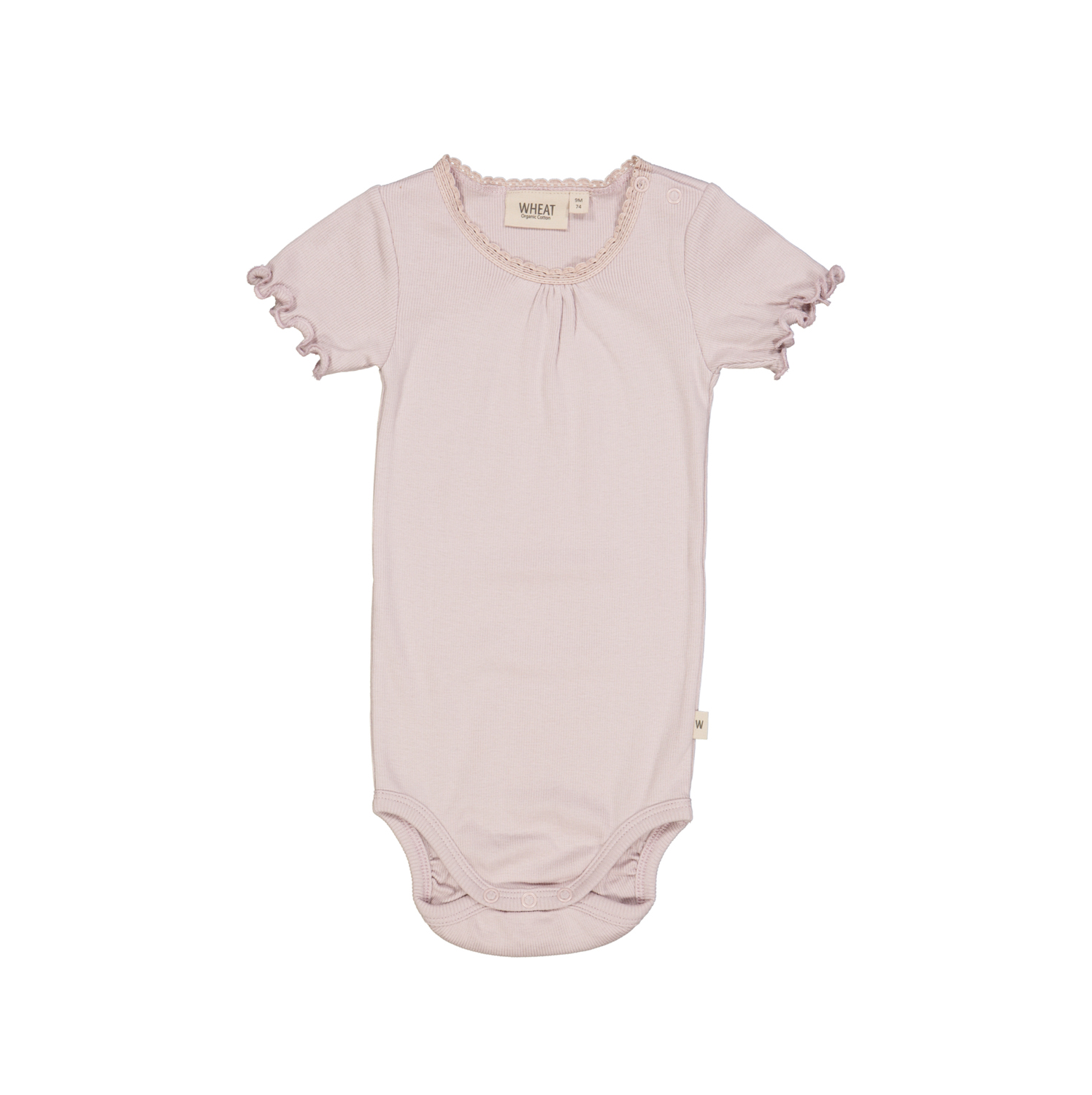 Lys lilla kortermet babybody med volangkanter, blondedetalj i halsen og trykknapper i skrittet.