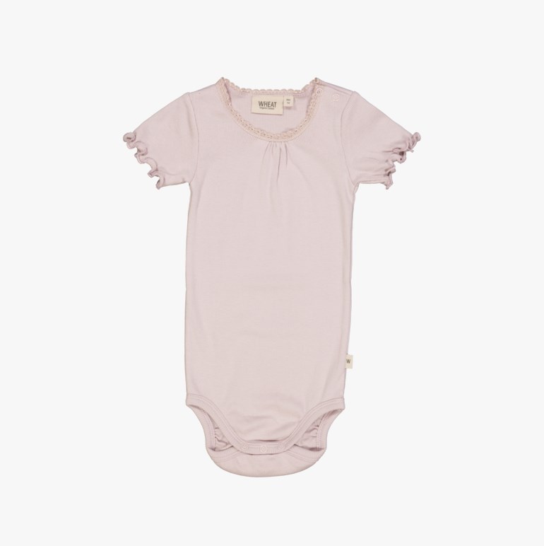 Lys lilla kortermet babybody med volangkanter, blondedetalj i halsen og trykknapper i skrittet.