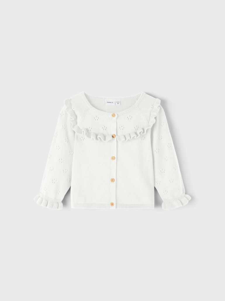 Barns hvit strikket cardigan med rysjekrage og mansjetter, hullmønster og knappelukking foran.