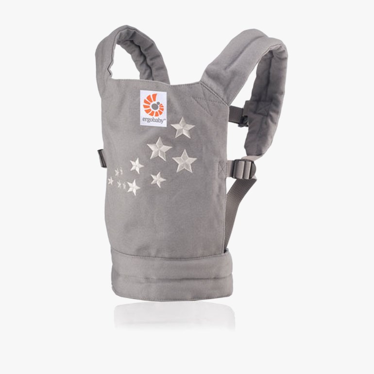 Frontutsikt av en grå bæresele med hvite broderte stjerner, polstrede stropper og spenner.