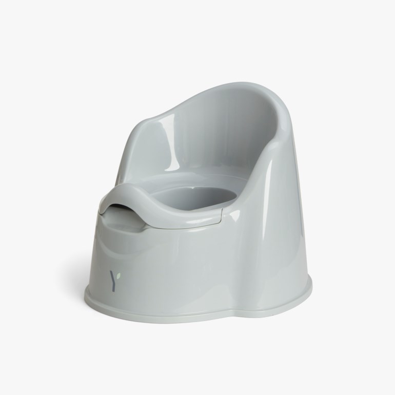 Lys grå plastpotte for barn med høy ryggstøtte og sprutbeskyttelse foran.