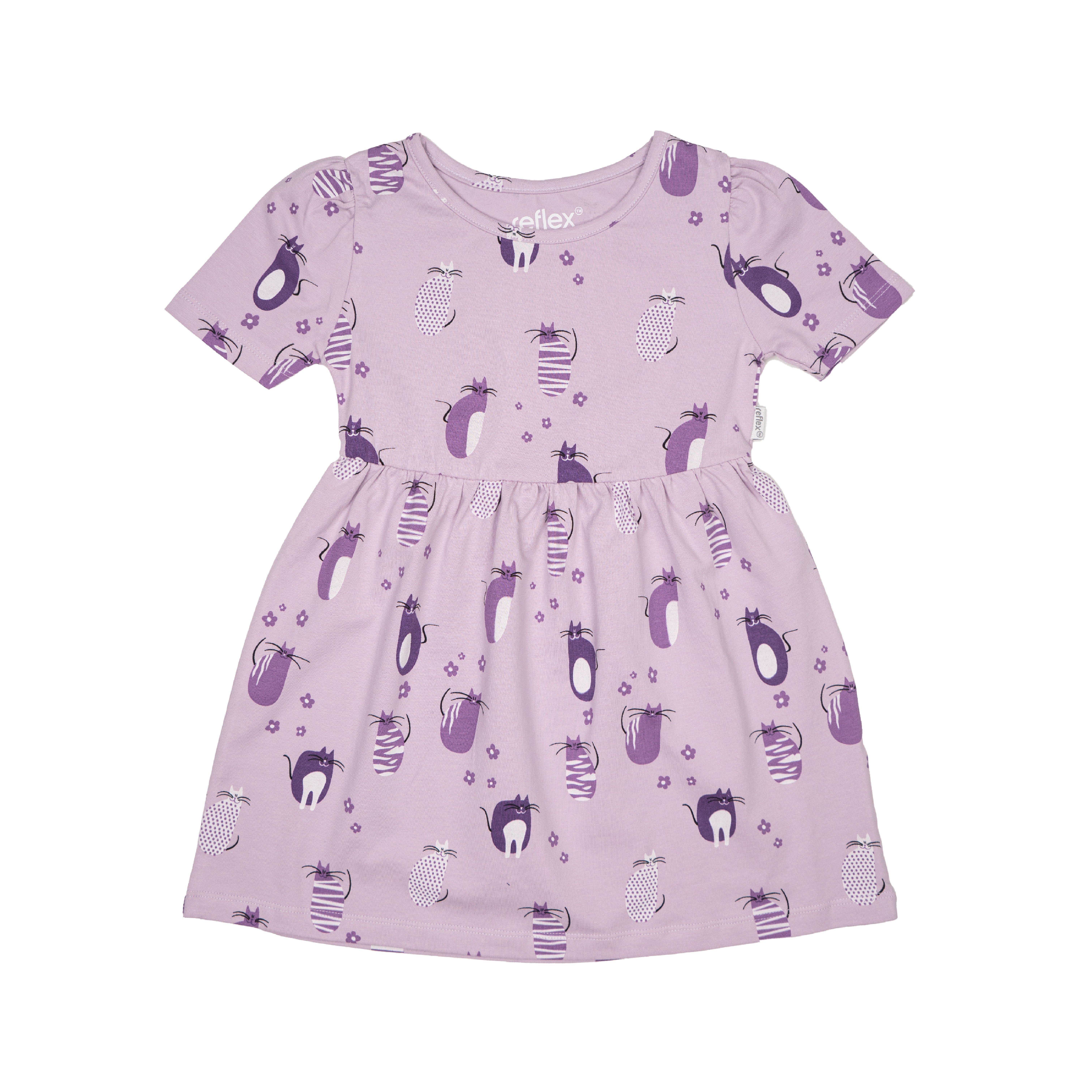 Lilla kortermet barnekjole med kattemønster, rund hals og rynket midje, forfra.