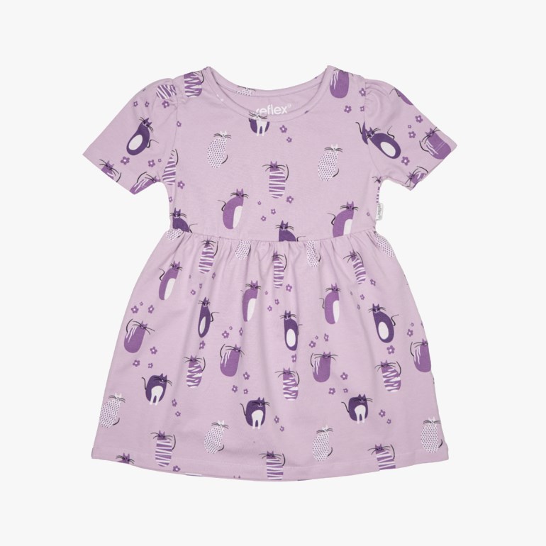 Lilla kortermet barnekjole med kattemønster, rund hals og rynket midje, forfra.