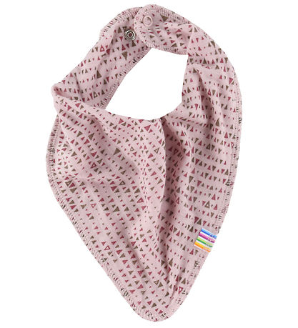 Rosa bandana baby-smekke med lite geometrisk trekantmønster, trykknapper og fargerik etikett, forfra.
