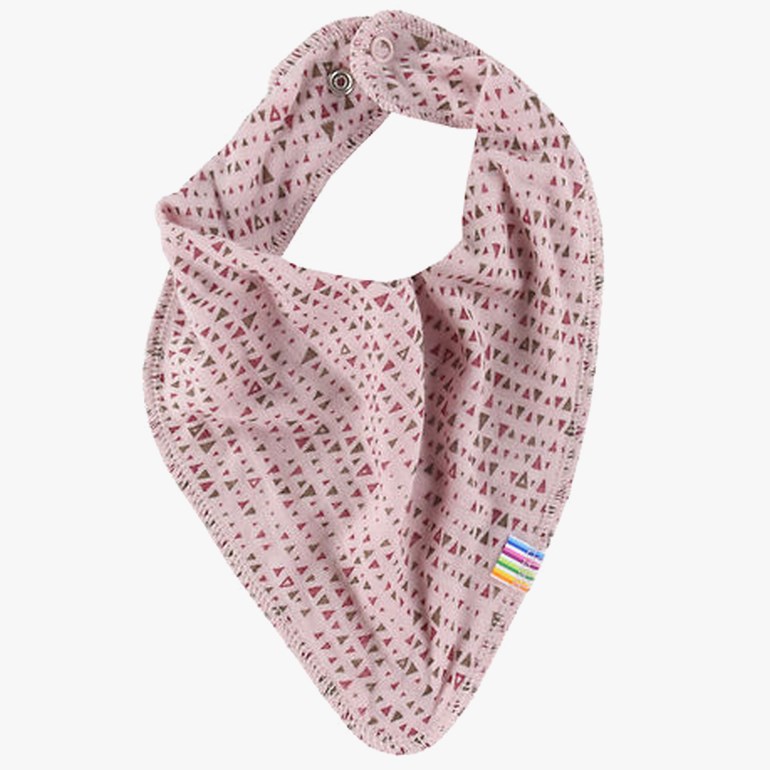 Rosa bandana baby-smekke med lite geometrisk trekantmønster, trykknapper og fargerik etikett, forfra.