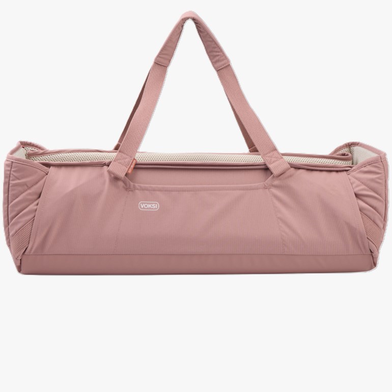 Støvrosa rektangulær duffelbag med to topphåndtak, en frontlomme og nettedetaljer øverst.