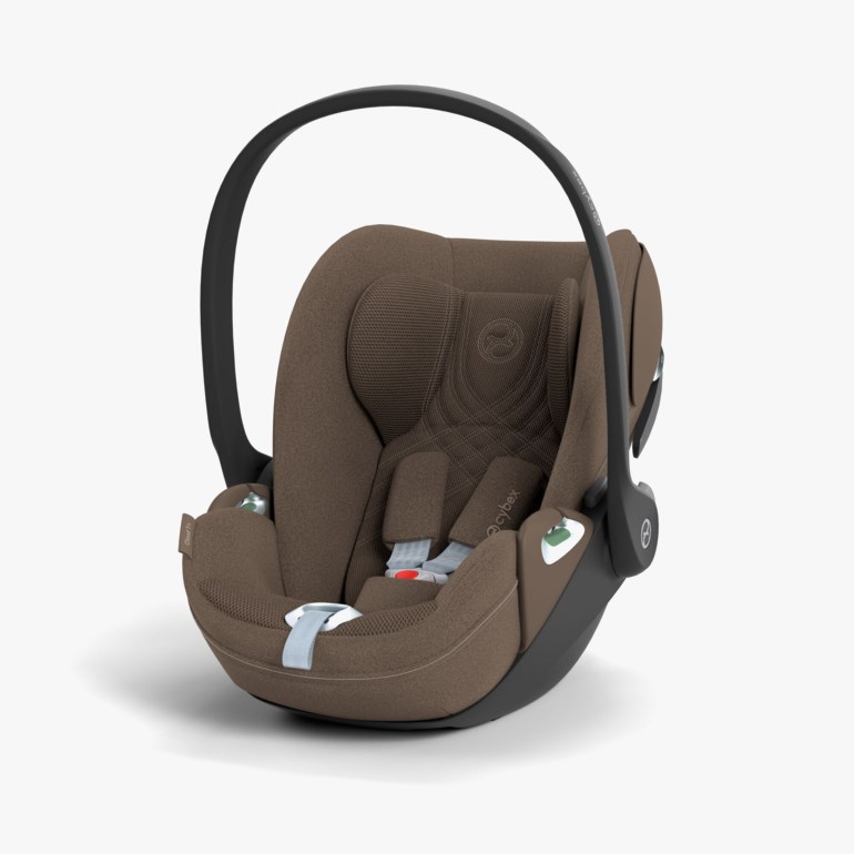 Brun Cybex babybilstol med svart håndtak og lysblått 5-punkts sikkerhetssele.