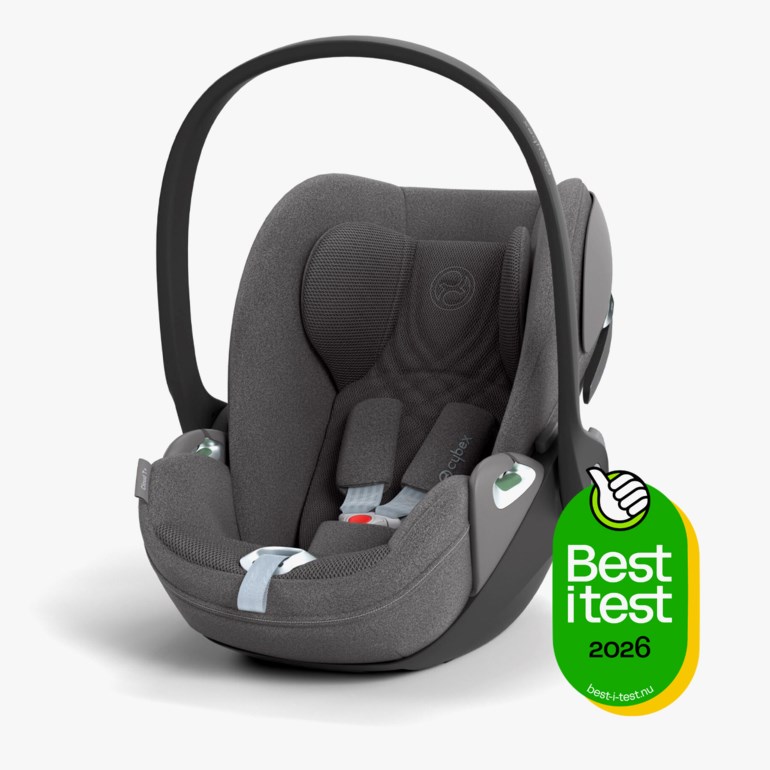 Et mørkegrått babybilsete med svart håndtak og et 'Best itest 2026' klistremerke.