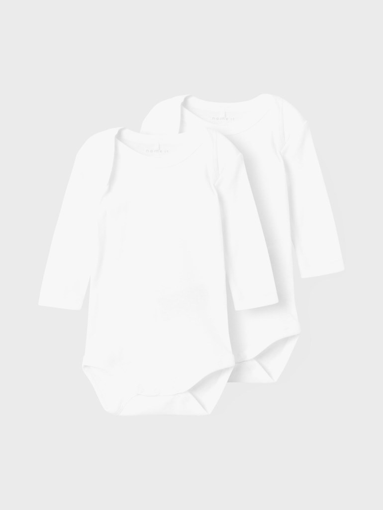 Hvit langermet babybody med trykknapper i skrittet, paret med en annen hvit langermet body.