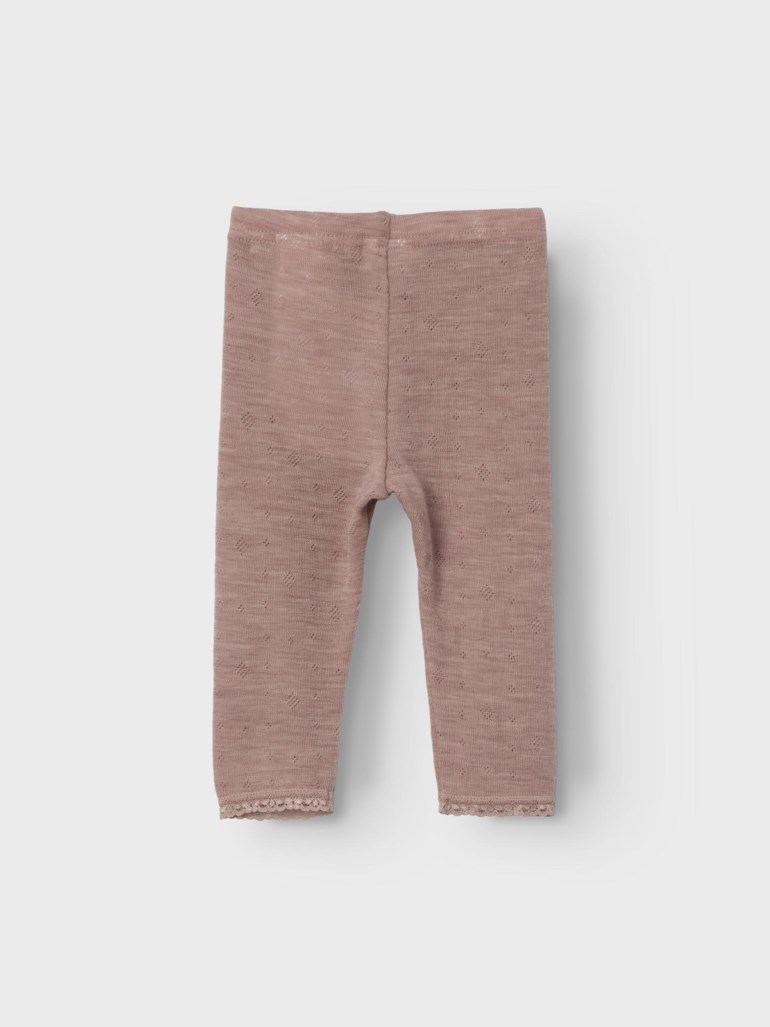 Frontvisning av babys mauve hullmønstrede strikkede leggings med blondekant ved anklene.