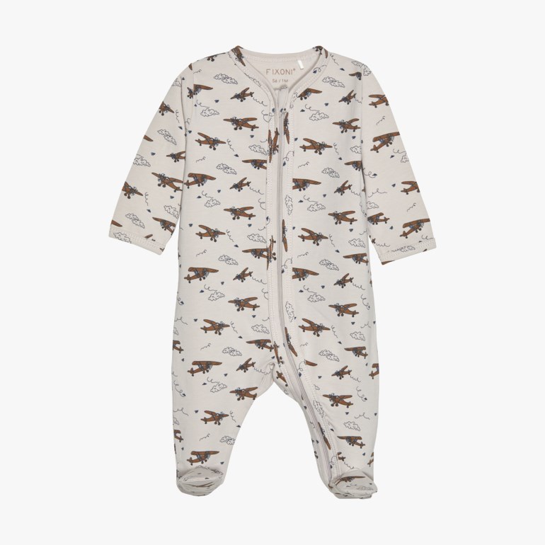 En baby helkropps beige sparkedress med fot med fly- og sky-mønster, med glidelås foran.