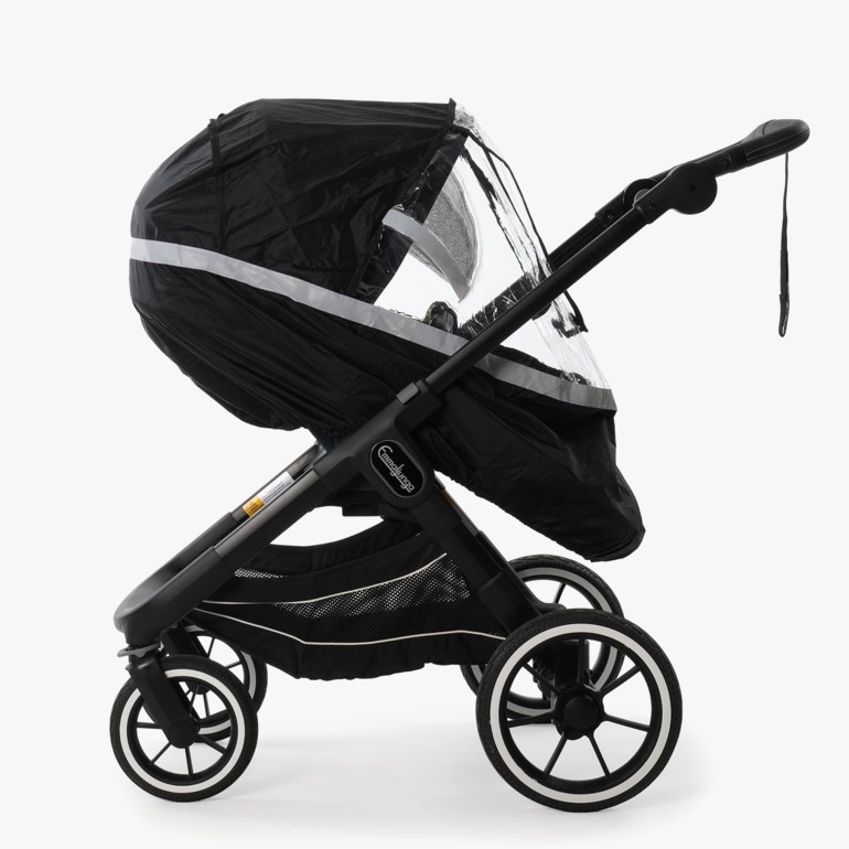 Svart barnevogn med svart regntrekk, klart vindu og grå refleksstripe, sidevisning.
