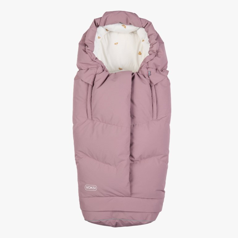 Støvrosa vattert babyvognpose med kremfarget mønstret fôr, forfra.