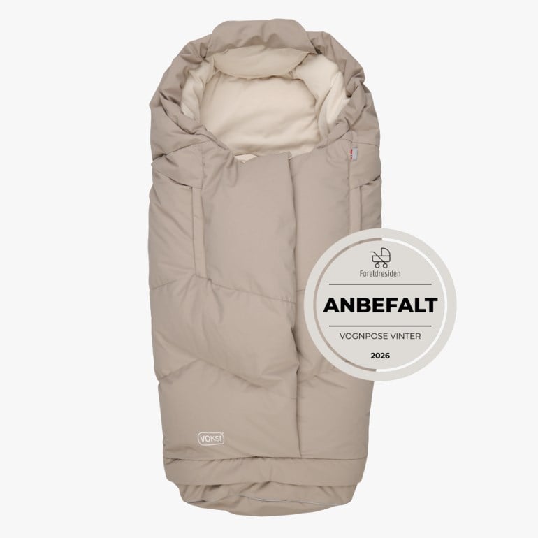 Beige polstret vognpose for baby med kremfarget fôr og VOKSI-logo.