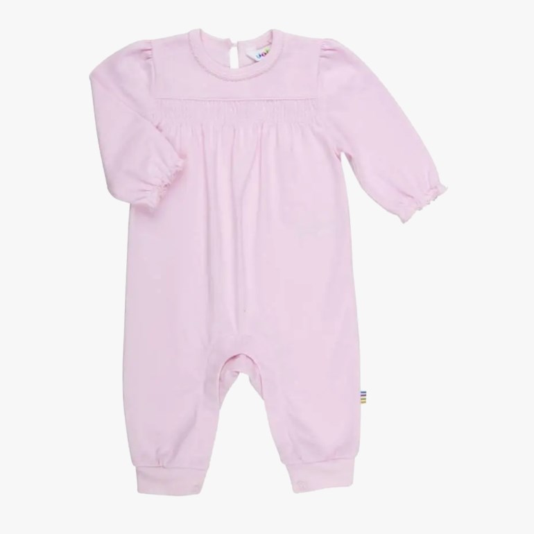 Rosa babybody med lange ermer, ribbestrikkede mansjetter, smocksøm på brystet og knappelukking i nakken.