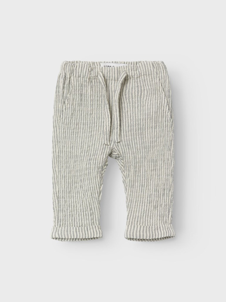 Babys stripete grønn-hvite bukser med elastisk midje, snøring og oppbrettede ben, frontvisning.