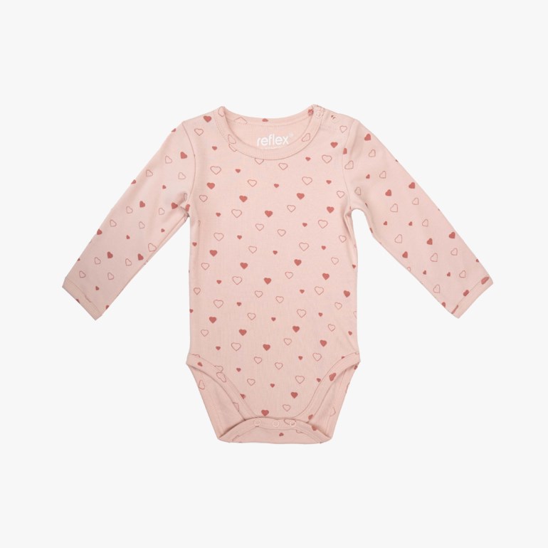 Forfra av en baby langermet rosa body med spredt rødt hjertemønster og rund hals.