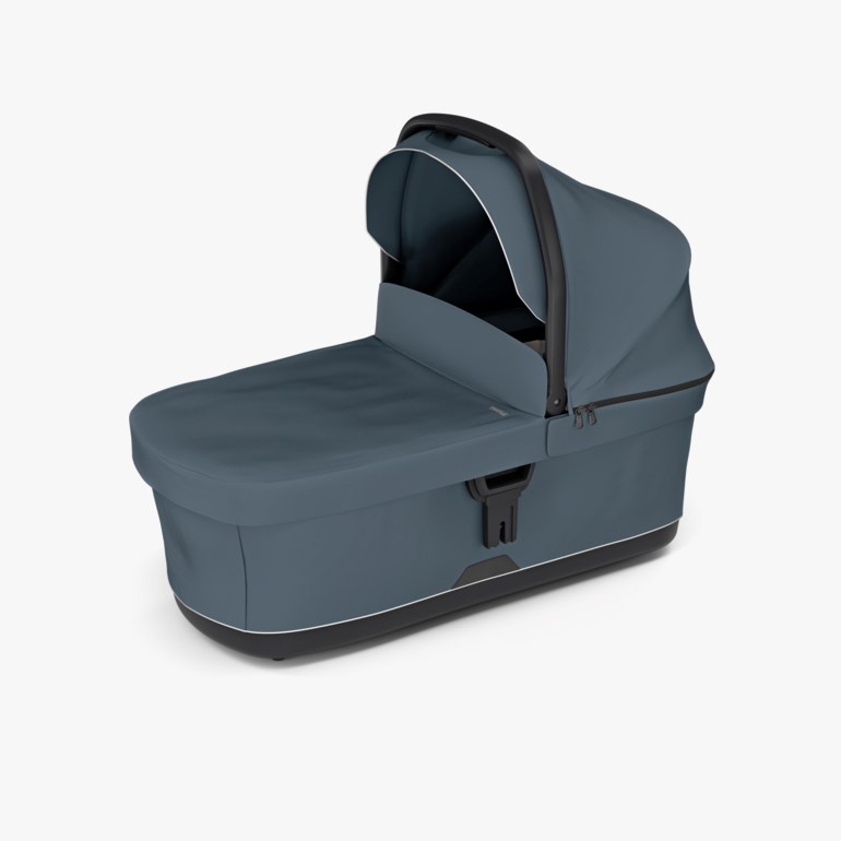 Skiferblå babybag med kalesje og svart og hvit kant, forfra.