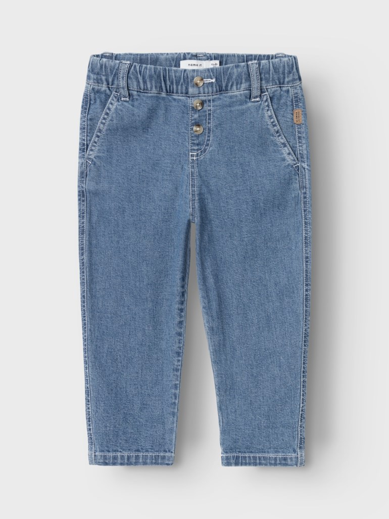 Frontvisning av lyseblå denimjeans for barn med elastisk midje, tre knapper og hvite kontrastsømmer.