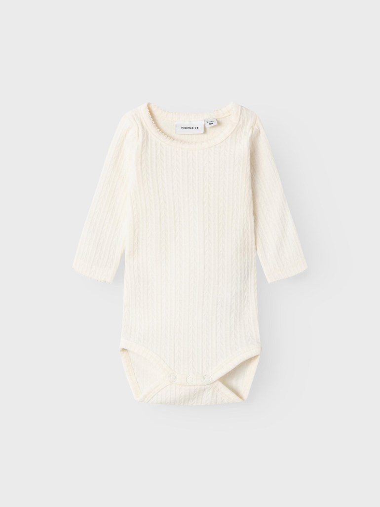 Hvit babybody i teksturert strikket stoff med rund hals og lange ermer.