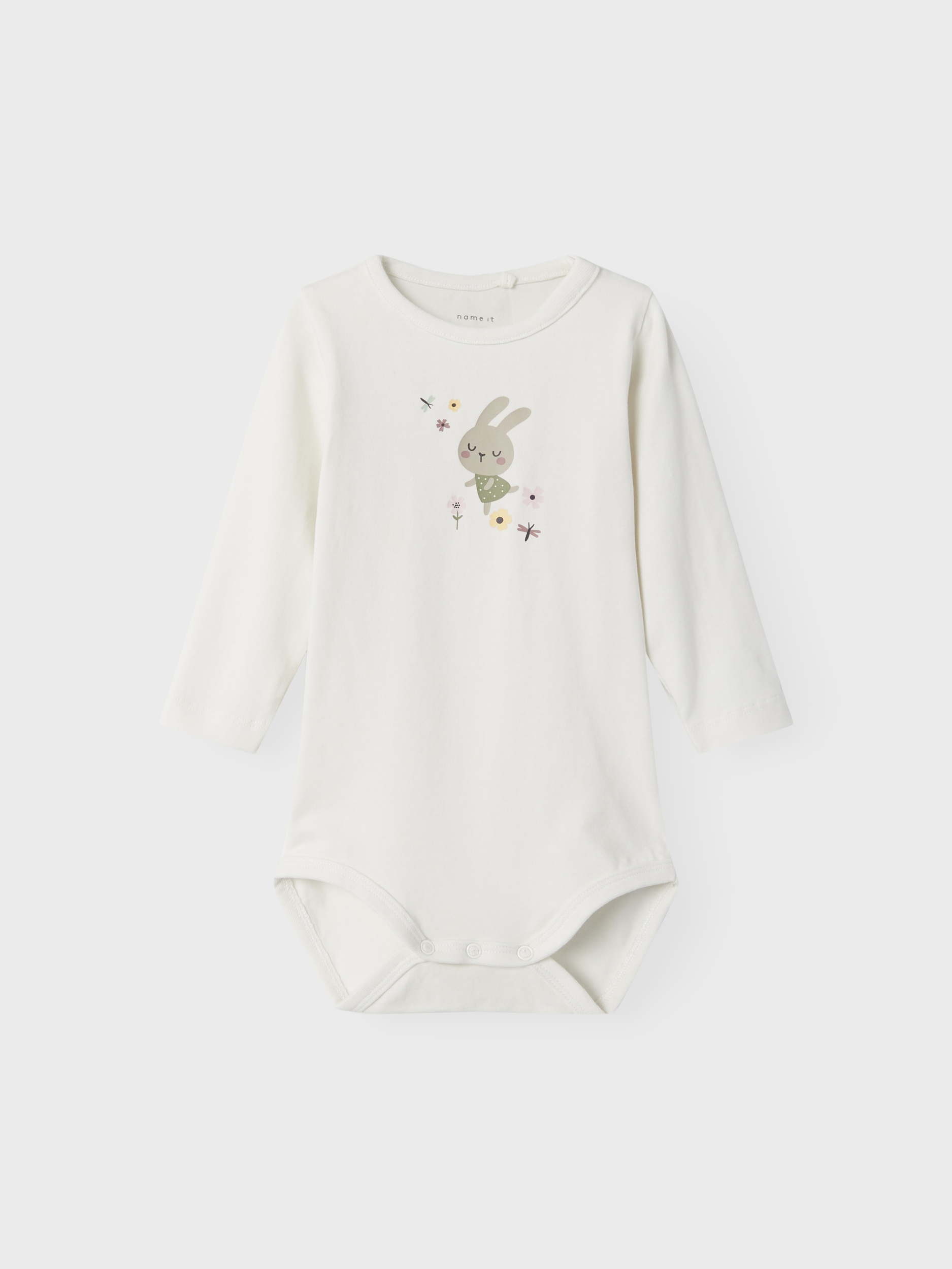 Frontvisning av en hvit langermet babybody med et broderi av kanin og blomster på brystet.