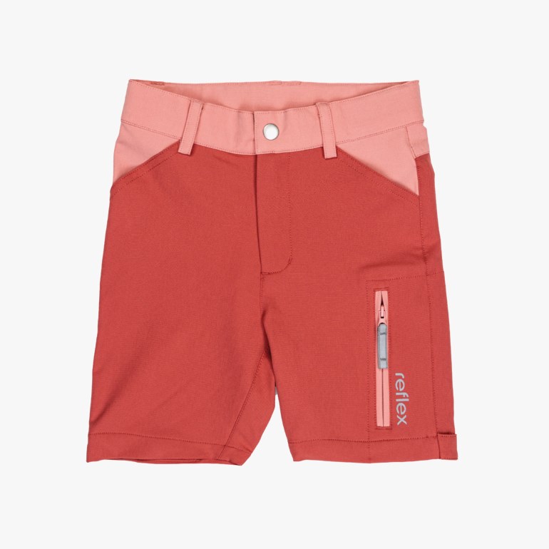 Barnshorts forfra i rødorange med lyserosa midjebånd, knapp og en lomme med glidelås på høyre ben.