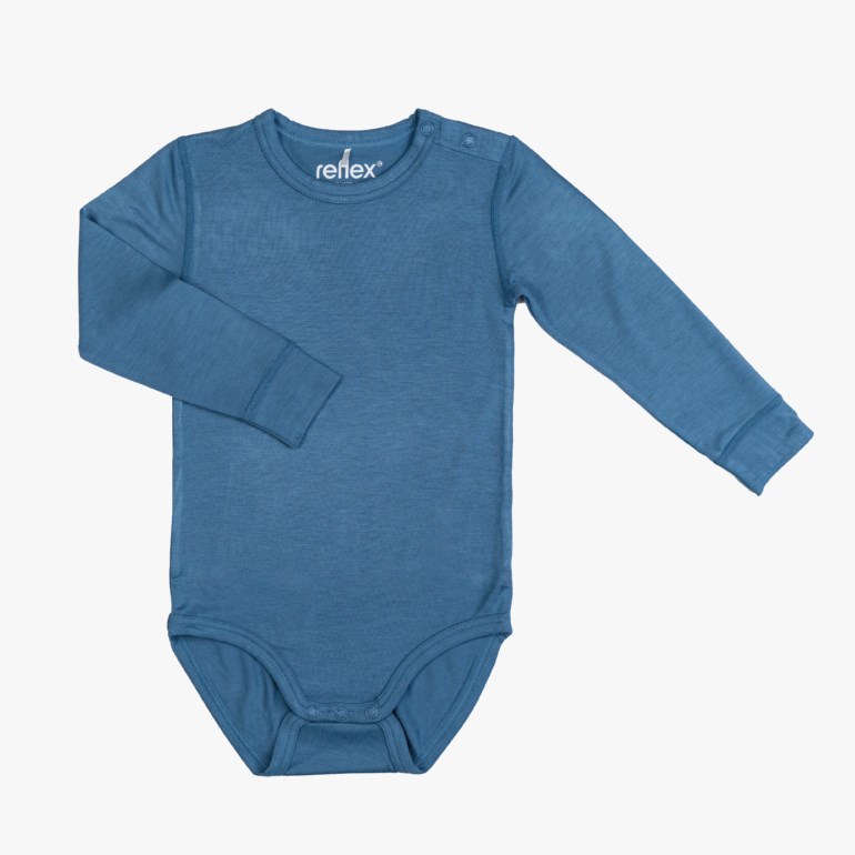 Blå langermet babybody med trykknapper ved skulder og skritt, forfra.