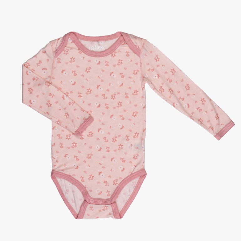Rosa langermet babybody med lite blomstermønster og trykknapper i skrittet.
