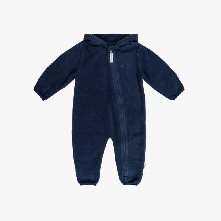 Mørkeblå babyfleece heldress med hette og diagonal glidelås, forfra.