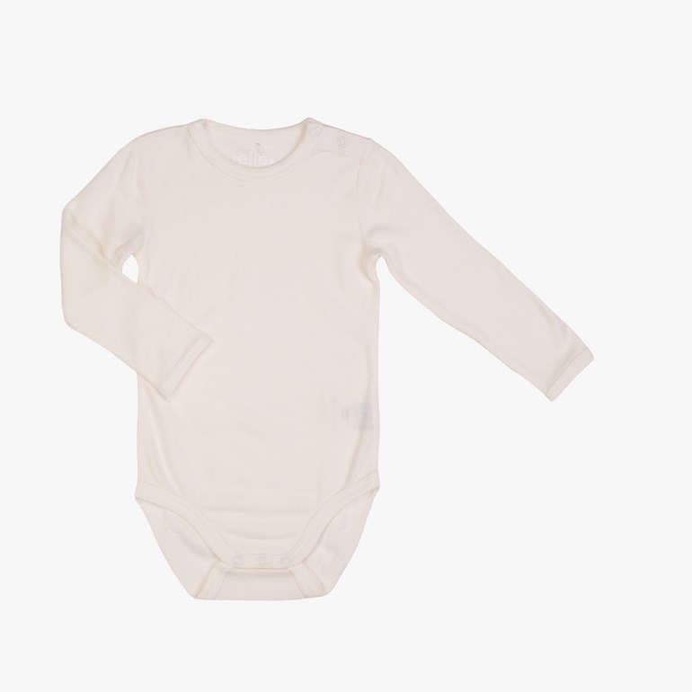 Kremhvit langermet babybody med trykknapper på skulderen og i skrittet, forfra.