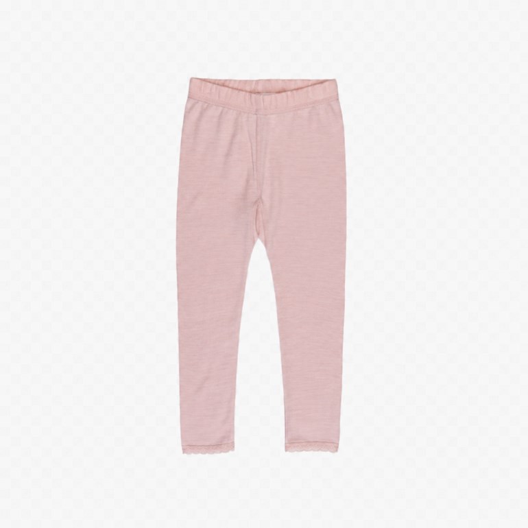 Lys rosa strikkede babyleggings med elastisk midje og blondekant ved anklene, forfra.
