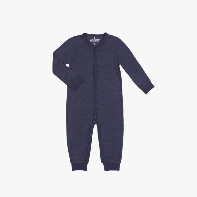 Mørkeblå baby sparkedress med lange ermer og hel knappestolpe, forfra.