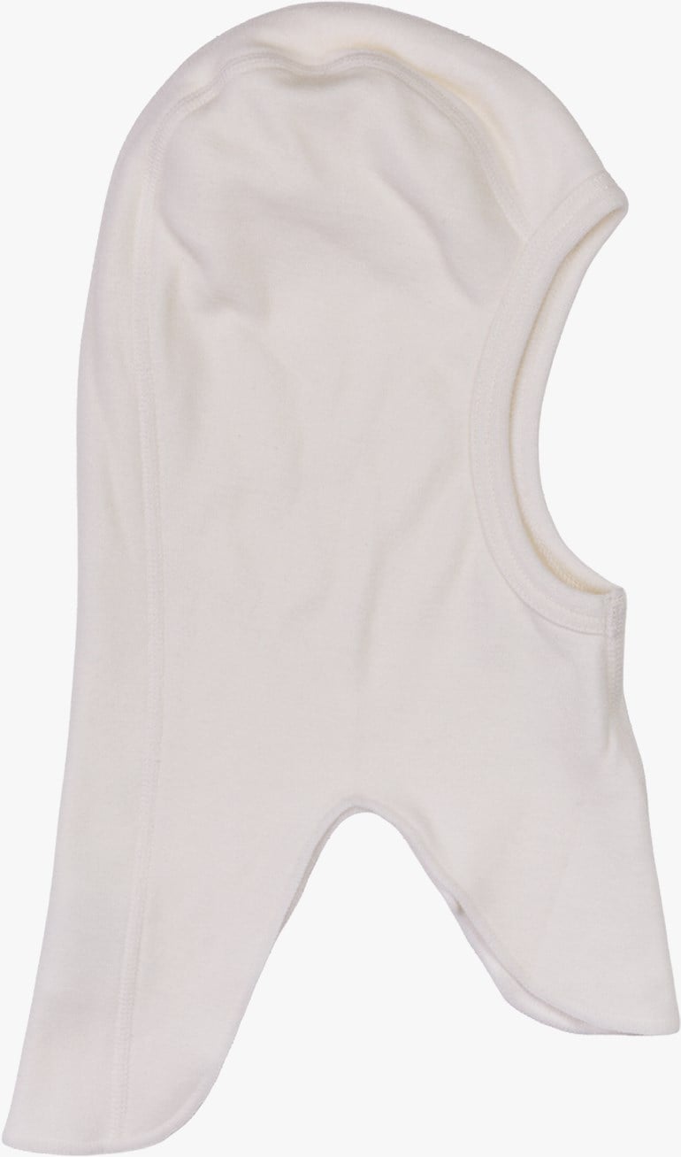 Hvit babybalaclava i mykt stoff, dekker hode og nakke, med ansiktsåpning.