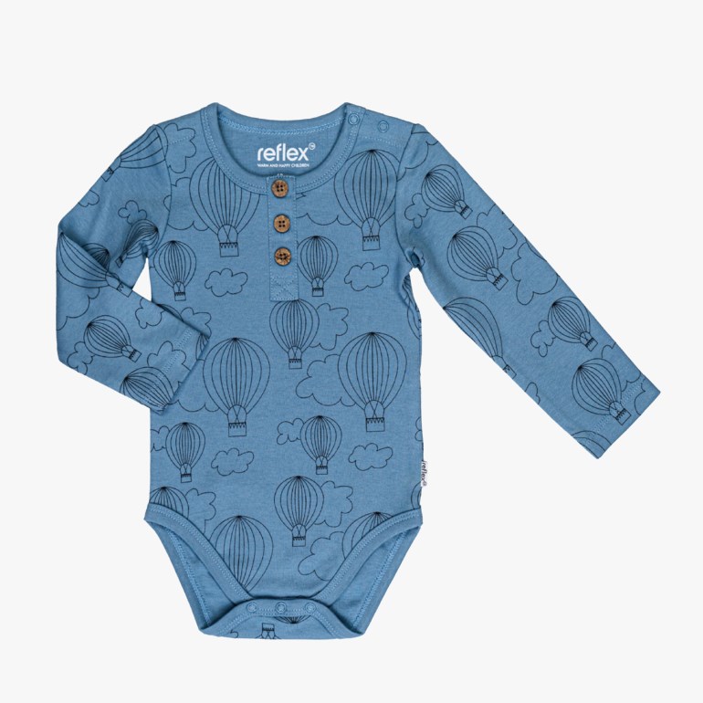 Lyseblå babybody med lange ermer, mønster av luftballonger, knapper foran og trykknapper nederst.