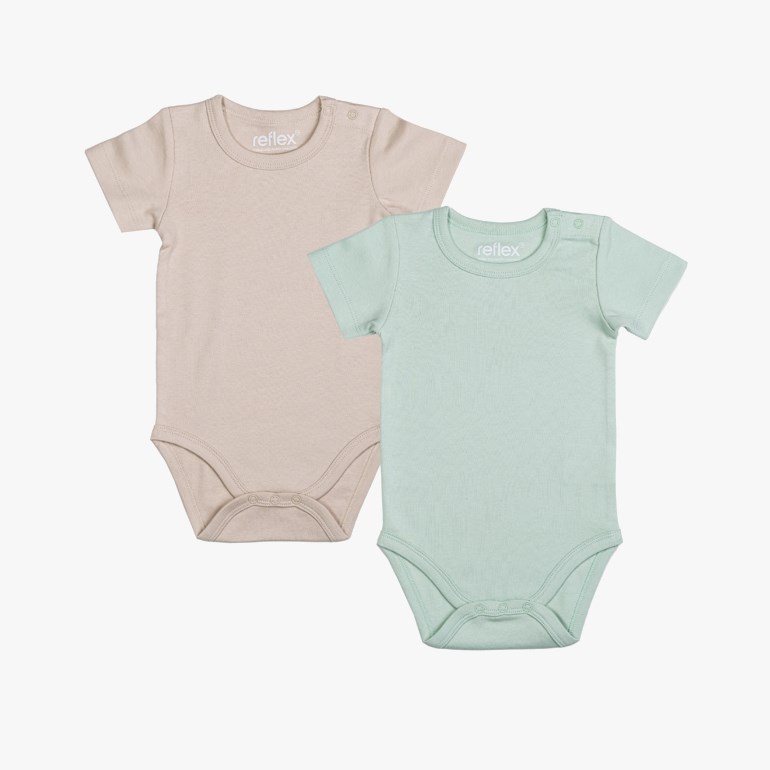 To kortermede babybodyer, en lys beige og en lys grønn, med trykknapper på skulder og i skrittet.