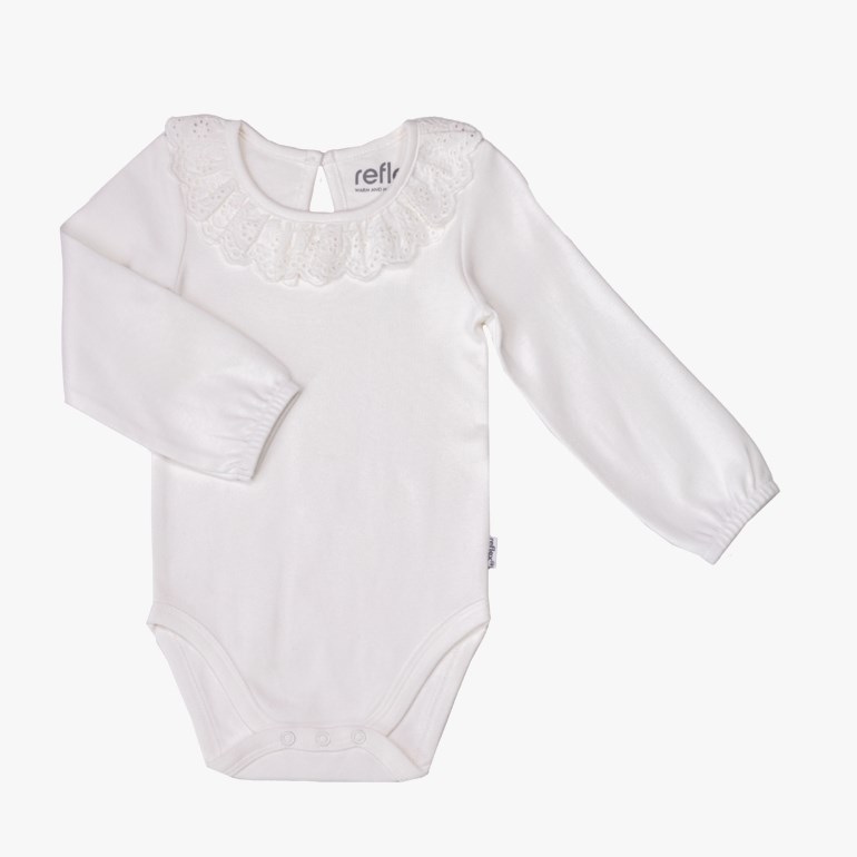 Hvit baby langermet body med rysjekrage i blonder og trykknapper i skrittet.