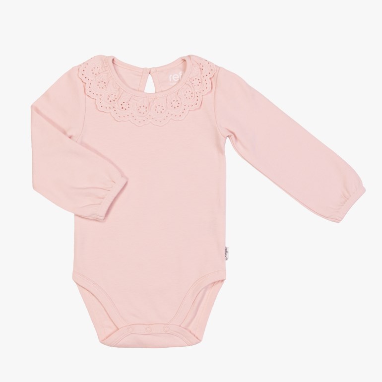 Rosa babybody med lange ermer, blondekrage og trykknapper i skrittet.