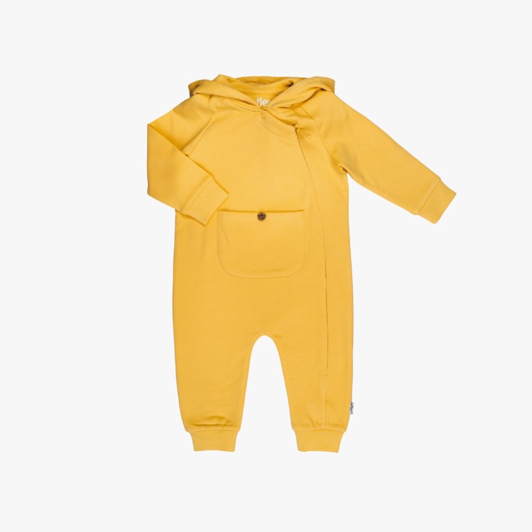 Gul babyheldress med hette, diagonal glidelås og frontlomme med knapp, forfra.