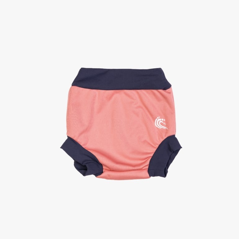 Korallfarget badebleie til barn med marineblått midjebånd og benmansjetter, med hvit logo på siden.