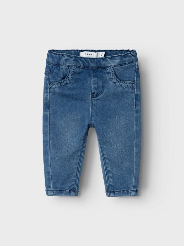 Barnets frontvisning blå denimleggings med elastisk midje og dekorative blondekantede lommer.