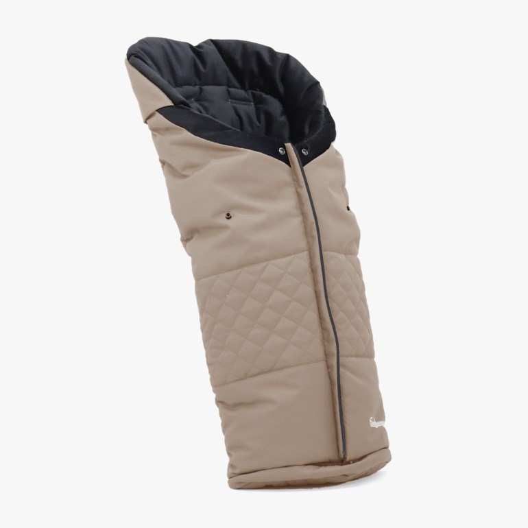 Beige babymuffe med svart innside, vattert underdel, glidelås foran og trykknapper.