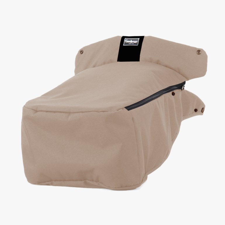 Beige vattert fotpose med svart glidelås, etikett og trykknapper.