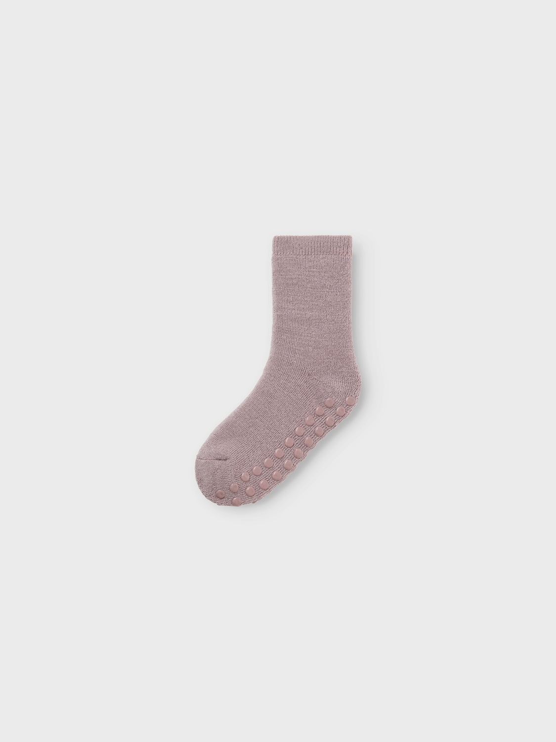 Lys lilla baby antisklistrømpe med runde rosa antiskli-knotter på sålen.