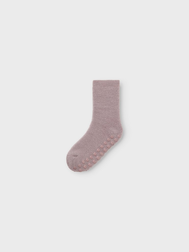 Lys lilla baby antisklistrømpe med runde rosa antiskli-knotter på sålen.
