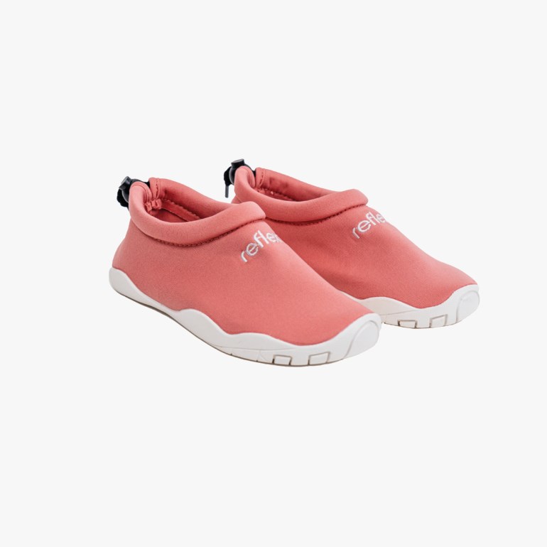 Et par rosa slip-on vannsko med hvite såler og 'refle' tekst på toppen.