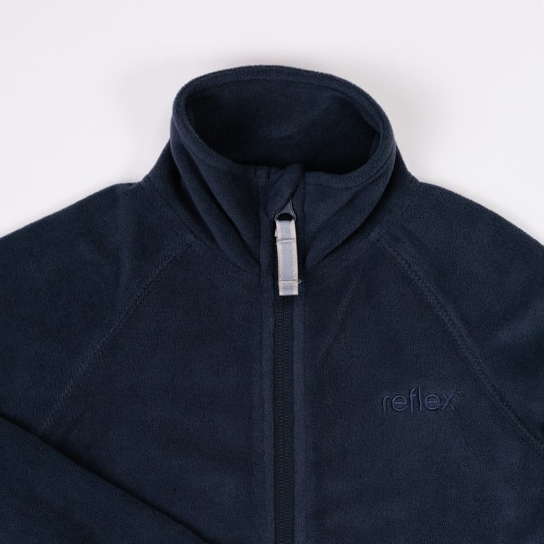 En marineblå fleecejakke med høy krage, full glidelås og brodert 'reflex'-logo.