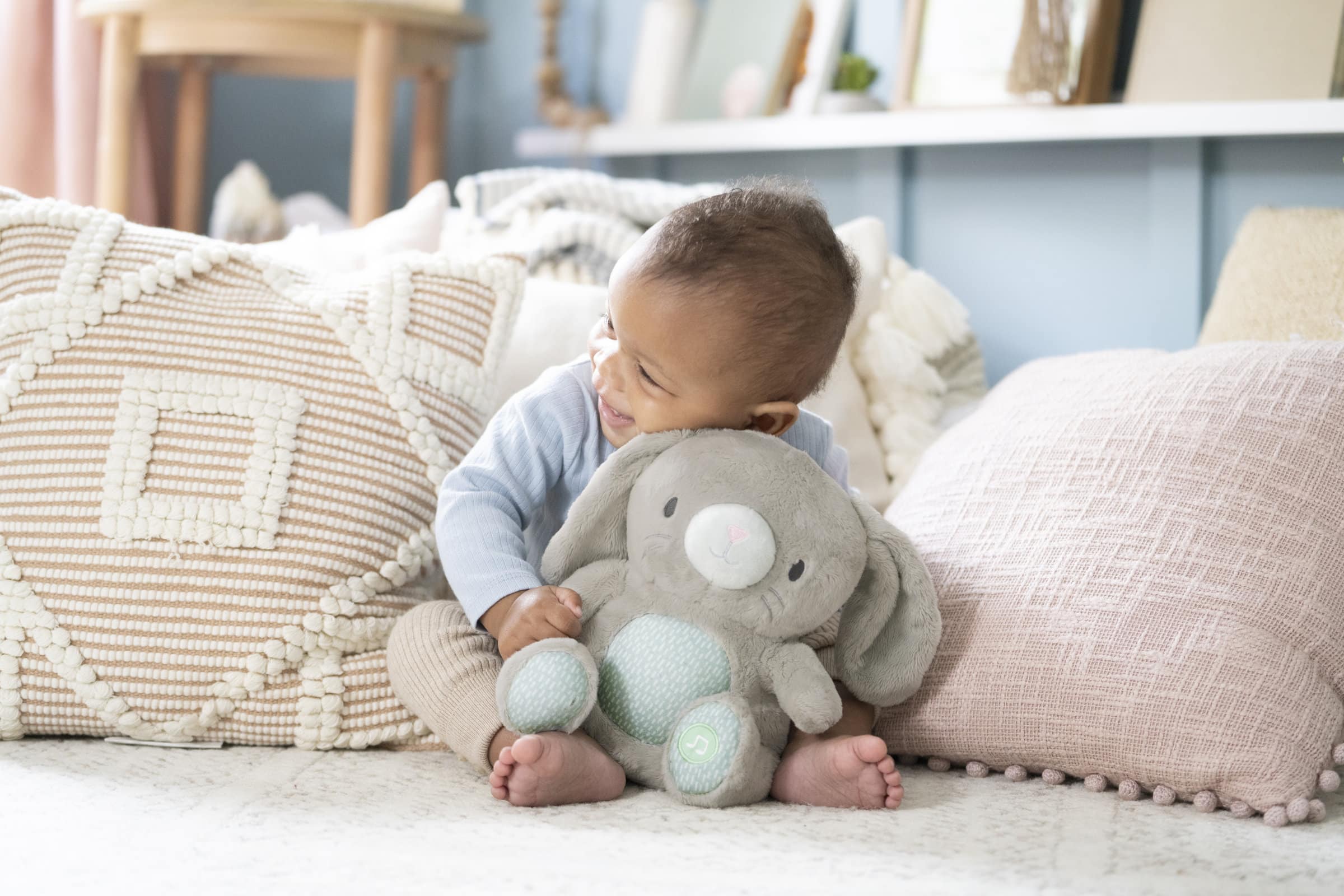 Heart to Hugs™ Sylvi™ Kaninbamse med hjertelyd og lys, multiple