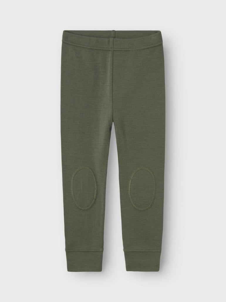 Olivengrønne jerseyleggings for barn med knelapper, elastisk midje og ribbestrikkede mansjetter.
