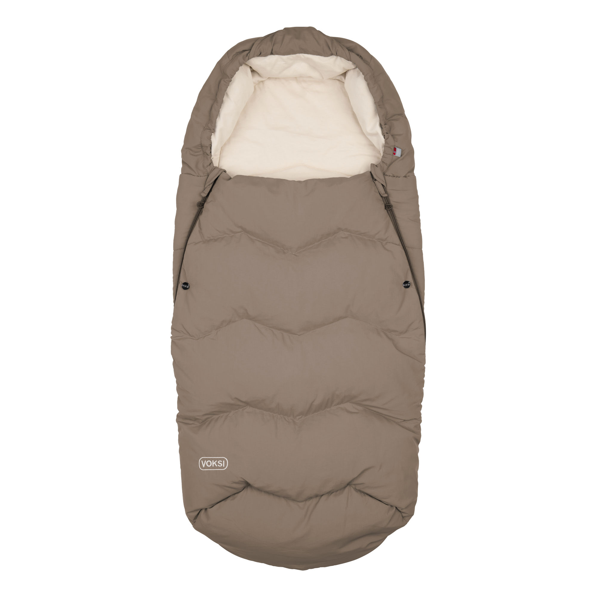 En brun polstret vognpose med kremfarget foring, hette og snorer på sidene, forfra.