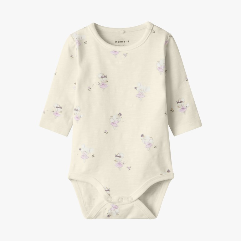 Kremfarget langermet babybody med trykk av lilla ballettmus og trykknapper, forfra.